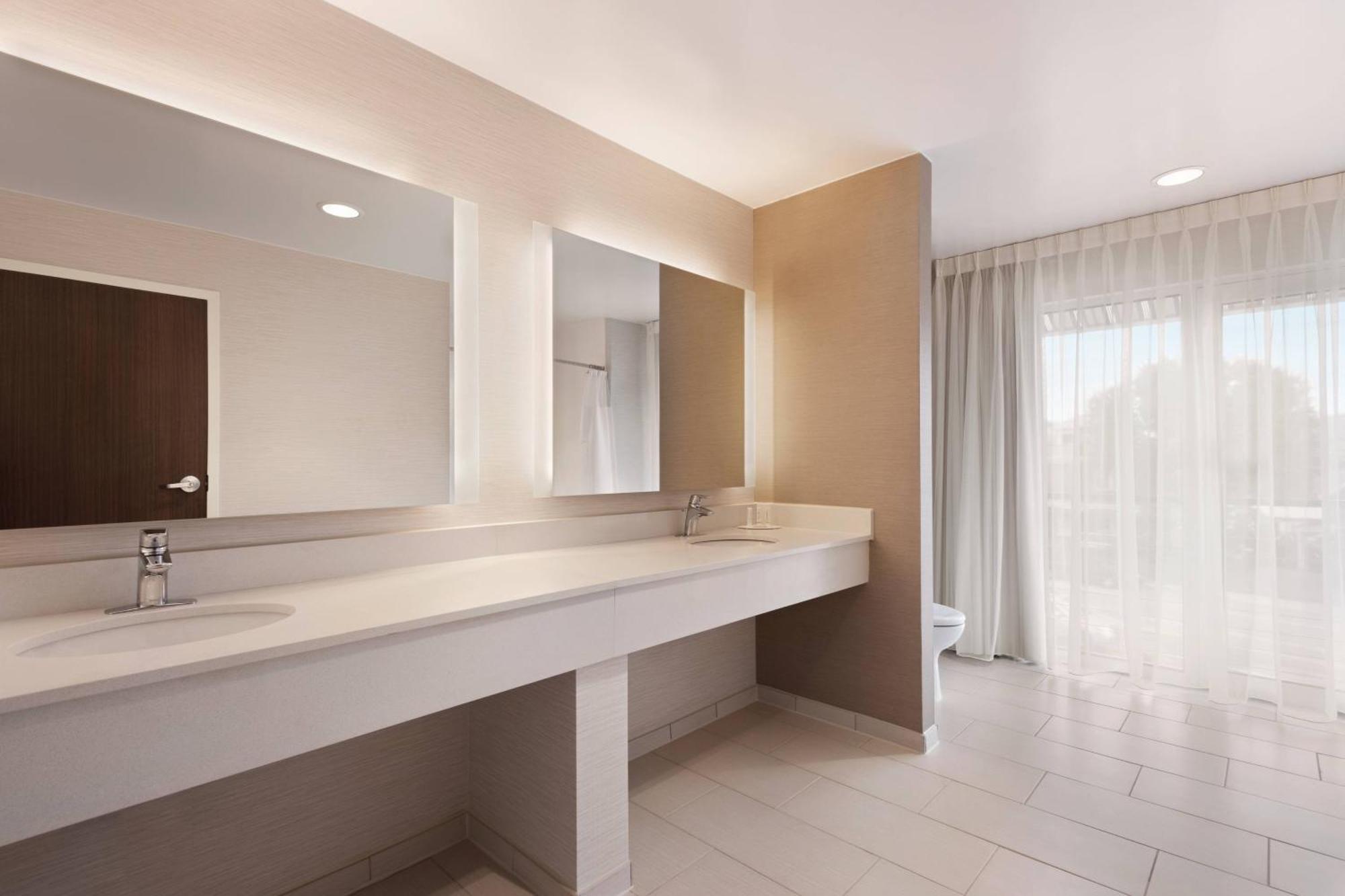 Fairfield & By Marriott Downtown/university Area Hotel